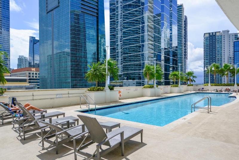 Spectacular 3 BD Condo direct Ocean balcony view — забронировать отель в Майами