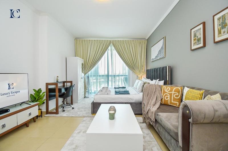 Modern Studio near Metro in X1 Tower JLT — отель с удобным расположением в Дубае