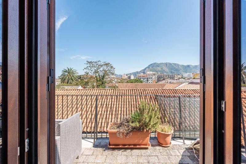 Цены на Schiavuzzo Apartment with Terrace by Wonderful Italy в Палермо