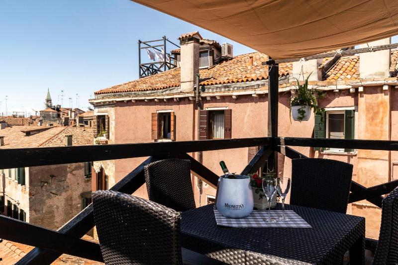 Al Campanile View and Terrace by Wonderful Italy — отель с удобным расположением в Венеции