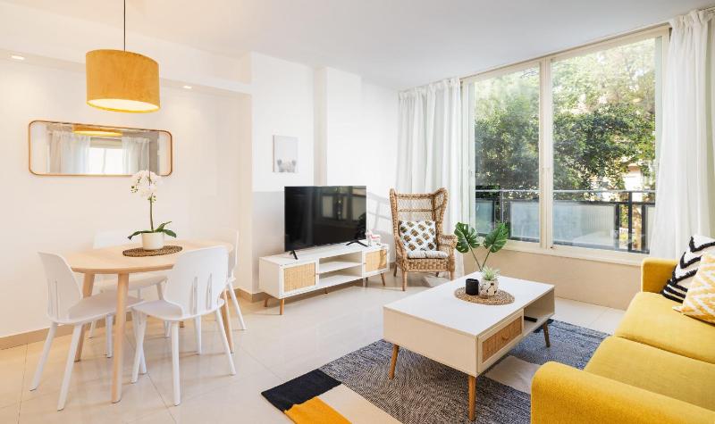 Beach Designed Apartment — отель в Тель-Авиве, Израиль