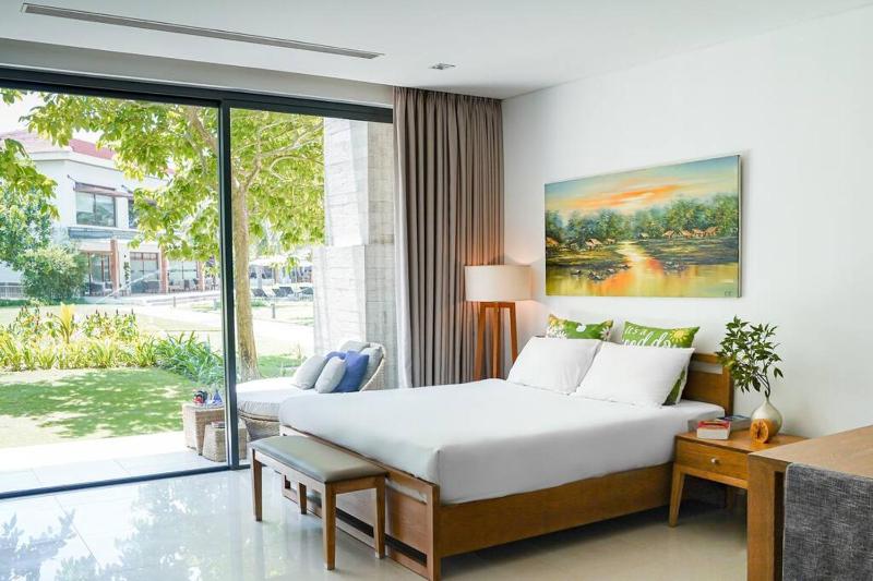 Green Suites by Pool in 5-star Ocean Resort & Golf — отель с удобным расположением в Дананге