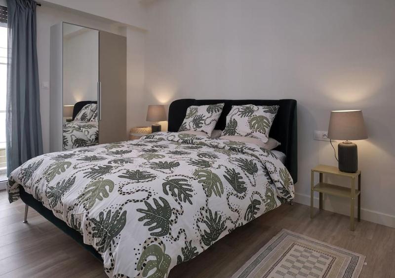 Chic Apt with All Comforts in the Heart of Athens! — отель с удобным расположением в Афины