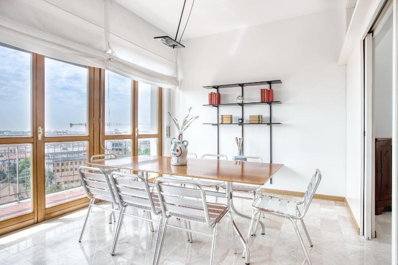 Цены на ALTIDO Stunning 3-bed flat in the centre в Милане