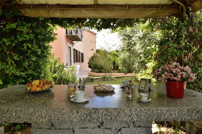 Luciano2 a Tortolì - Moderno appartamento vista giardino