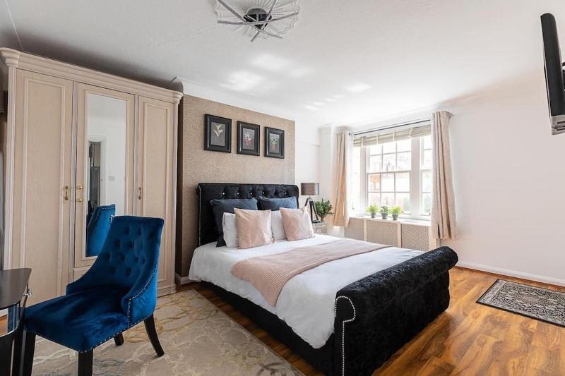 Beautiful Two Bedroom Apartment Nearby Hyde Park — комфортный отель в Лондоне