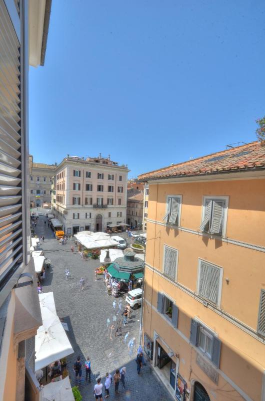 A few steps from Campo de Fiori — отель с удобствами в Риме