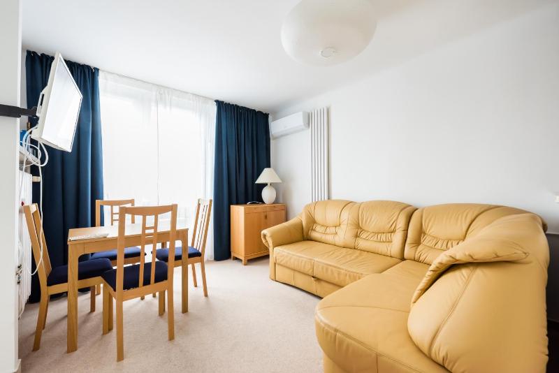 Цены на Metro Rondo ONZ Yellow Apartment в Варшаве