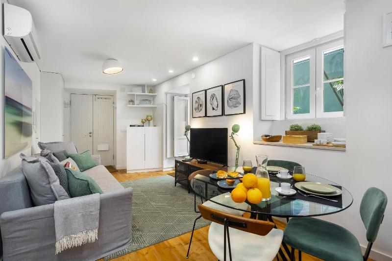 WHome Hidden Oasis w/ Private Patio, AC & Great Vibe — отель с удобствами в Лиссабоне
