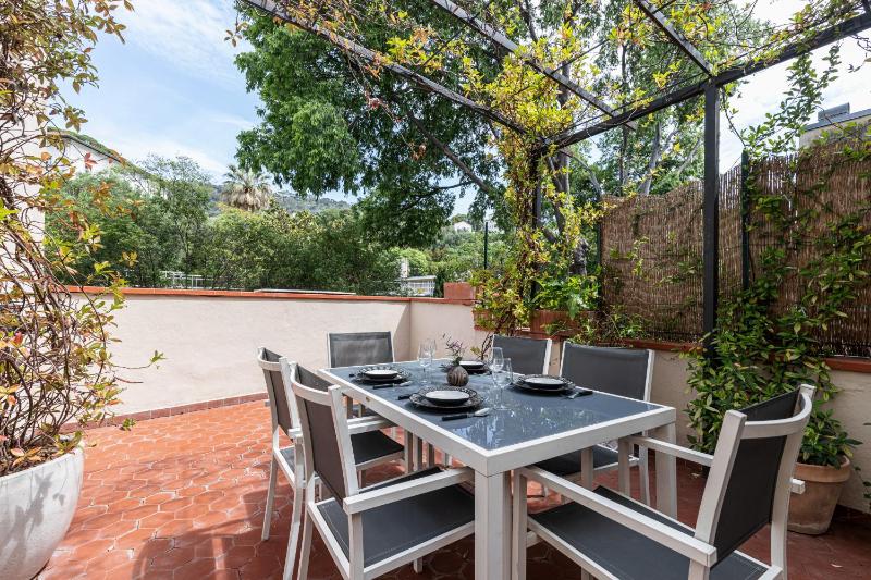 Large 2 Bdr Downtown - AC & Terrace — забронировать отель в Николь