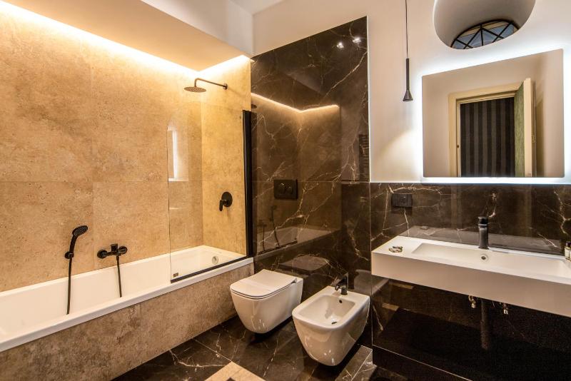 Royal Caracciolo Apartment - Luxury Apartment - Palazzo Caracciolo D'Arena — комфортный отель в Неаполе