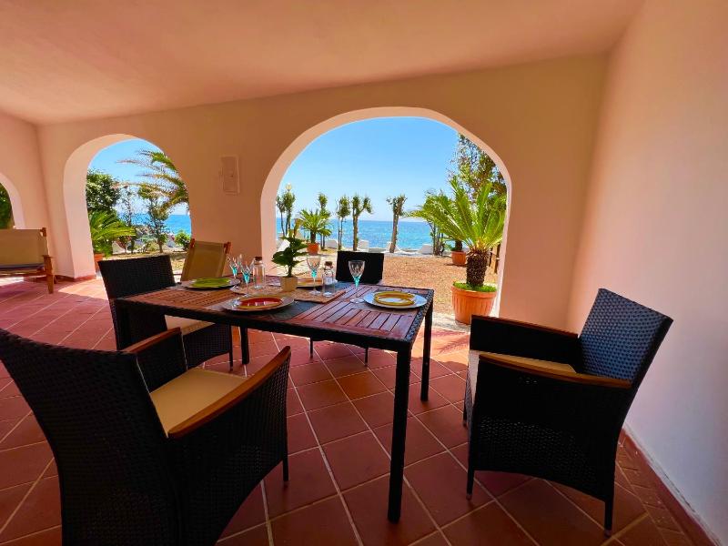Casale fronte mare a Porto Columbu - Villa sulla spiaggia