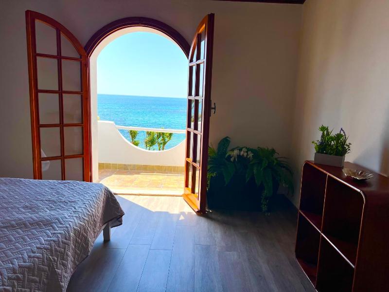 Casale fronte mare a Porto Columbu - Villa sulla spiaggia