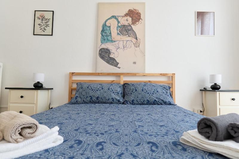 Цены на DUOMO 15 min - Cozy Artist's note apartment в Милане