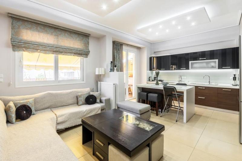 Best Family House,Acropolis view,5 min from metro — отель в Афины, Греция