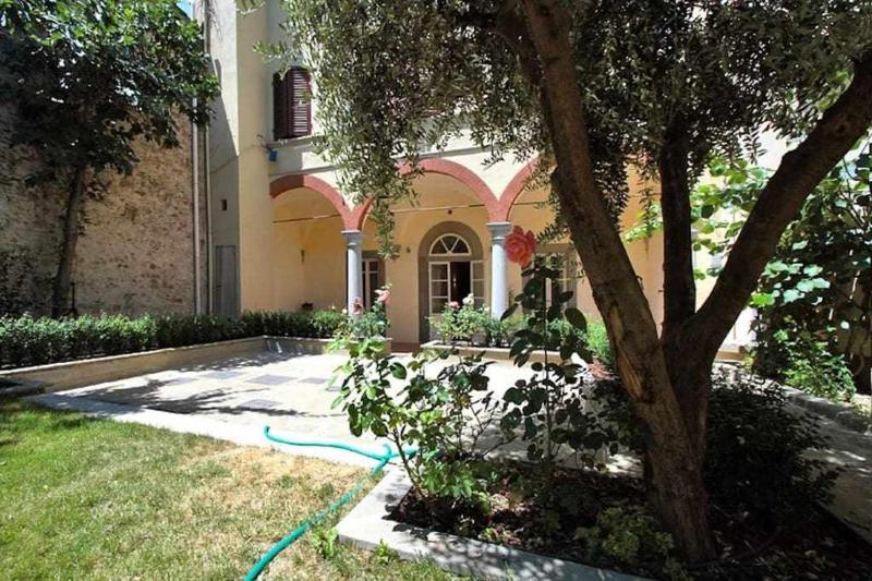 Piazza Dei Ciompi With Private Garden — отель в Флоренции, Италия