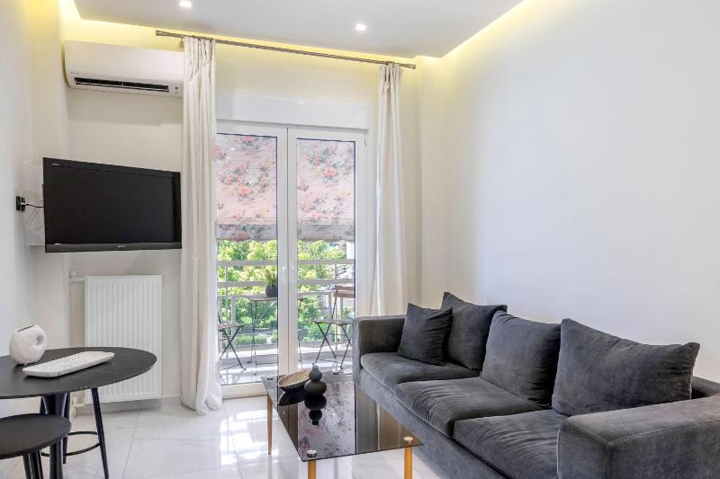 Central 2BR Apartment in the Heart of Athens — забронировать отель в Афины