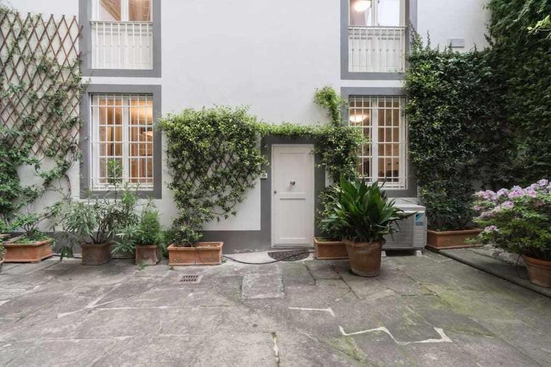 VIVALDI Elegant Apartment In Piazza santa Croce — отель с удобствами в Флоренции