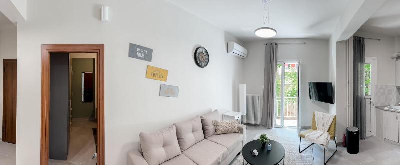 Metro Chic Haven: Modernized Urban Studio near the Tram — забронировать отель в Афины