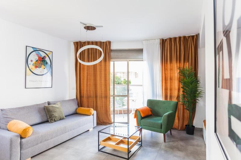 One Step from the Sea. Seaview. Apt 4 +parking. — отель с удобным расположением в Тель-Авиве