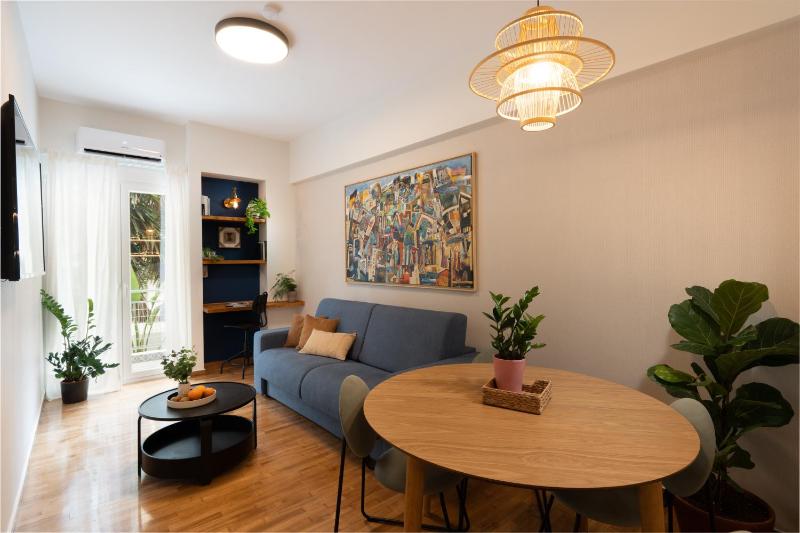Adela's 1 BR & Living room — комфортный отель в Афины