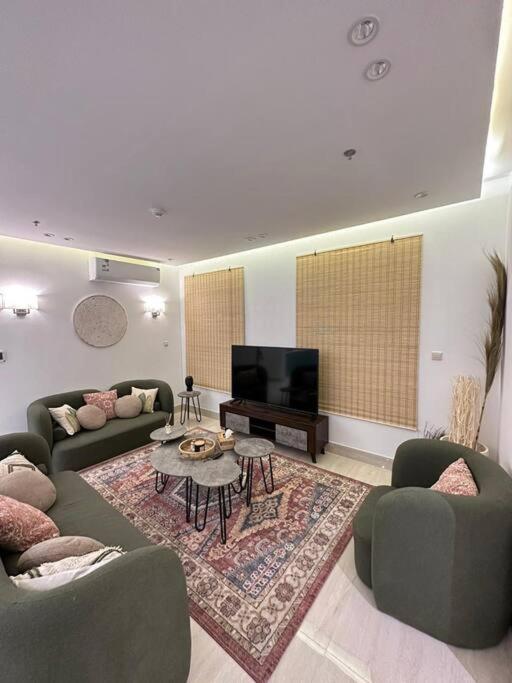 Nuzul R117 - Elegant Furnished Apartment — отель с удобным расположением в Рияде