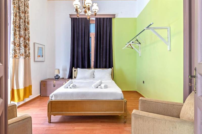 4 Bedroom Vintage House in heart of Pagrati Athens — комфортный отель в Афины
