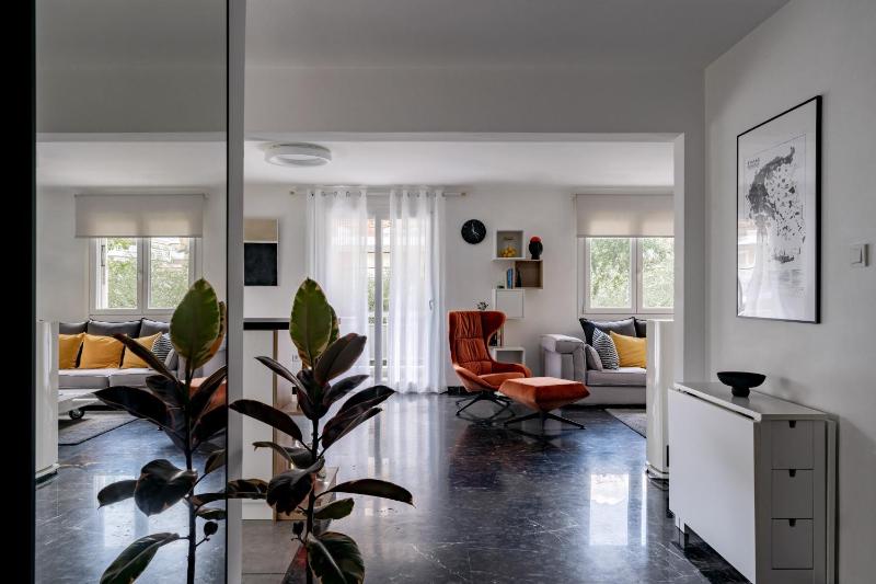 The Black Marble - Sea View, 2BR, 2BA by BnC — отель с удобным расположением в Афины