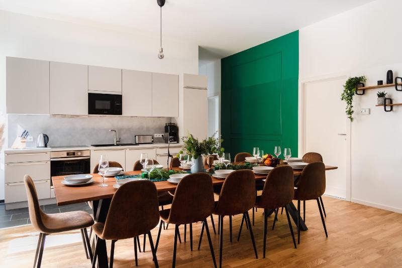 165m2 Downtown Family Suite 5BR, 3Bath, kids room, 11min Alexanderplatz — отель в Берлине, Германия