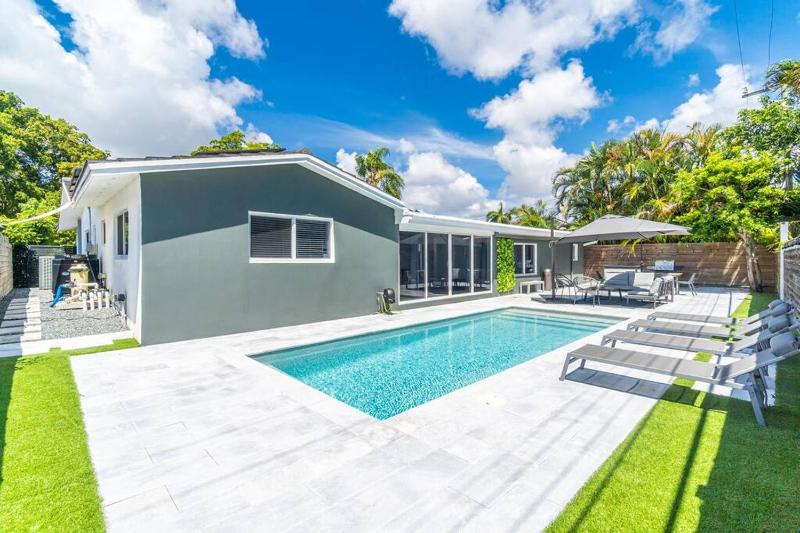 Spacious Modern Home Heated Pool, 10 minutes to Beach — отзывы гостей и цены