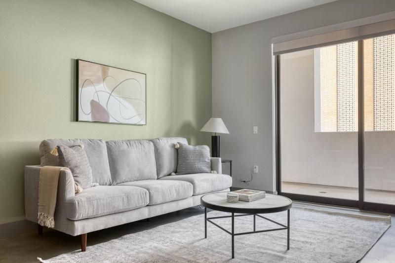 Цены на Mid-Wilshire 1br w gym wd pool near shops LAX-941 в Лос-Анджелесе