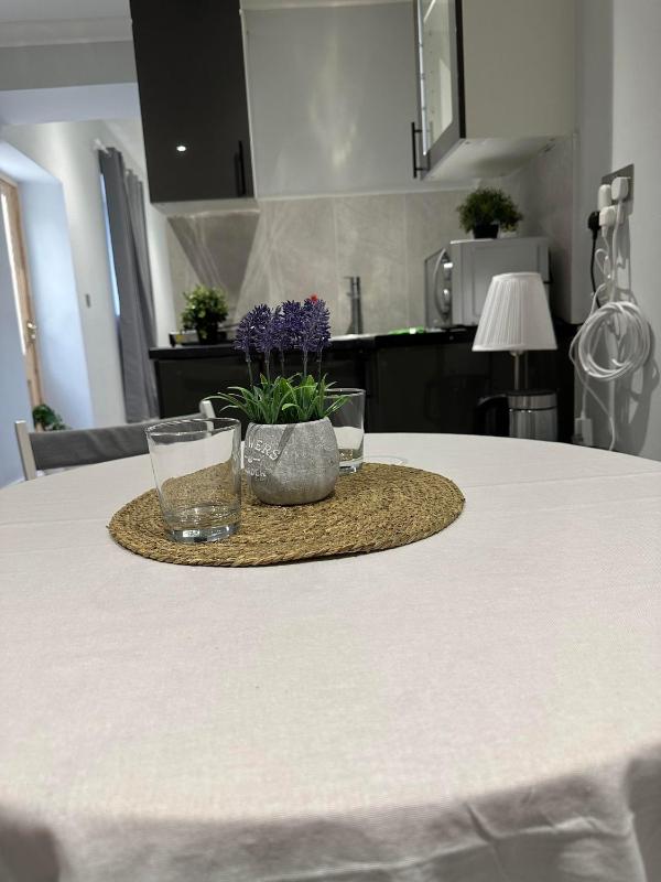 Charming 1-Bed Apartment in London 8 — отель с удобным расположением в Лондоне