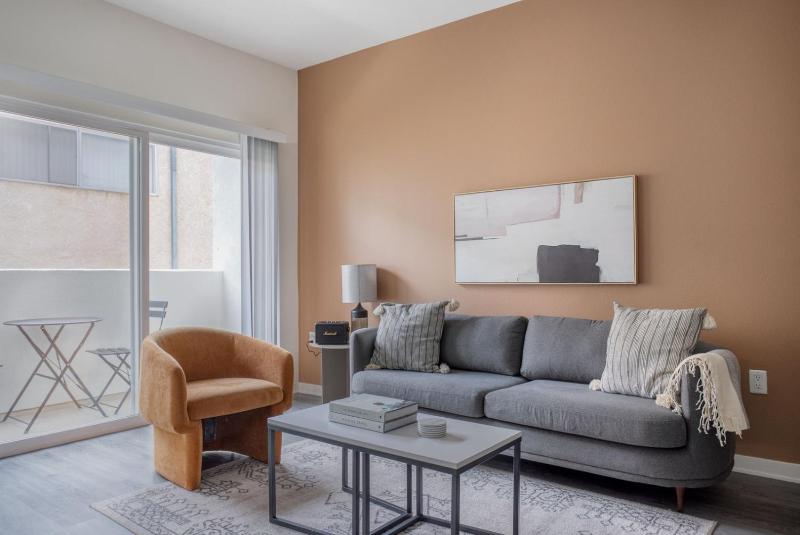 Hollywood 1br w firepit wd nr coffee shops LAX-1059 — отель с удобным расположением в Лос-Анджелесе