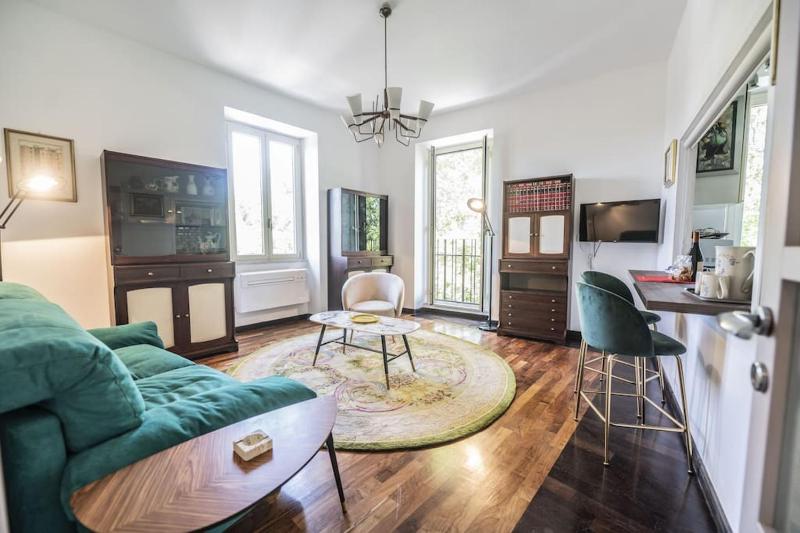 Testaccio Luminous and Large Apartment — забронировать отель в Риме