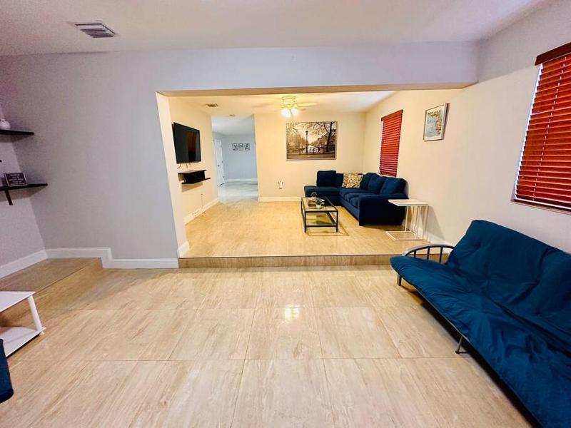 Цены на Beautiful large Home with parking & backyard. в Майами