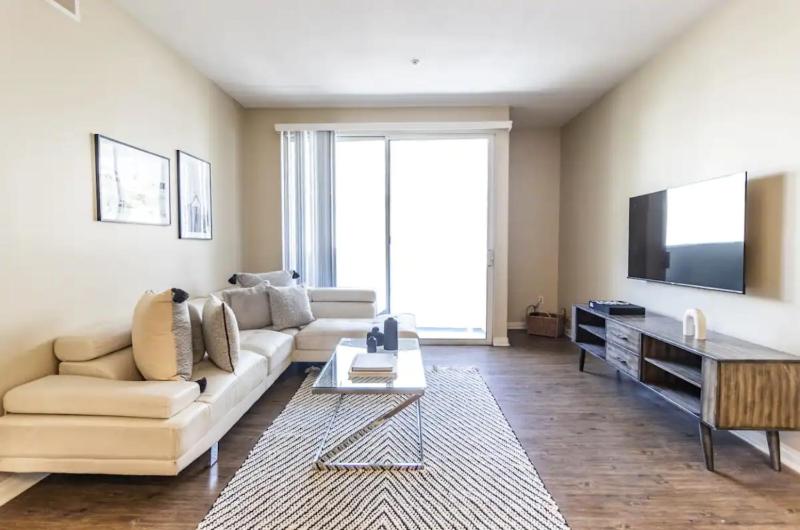 Modern 2 BDR and 2 BTH in Venice with Pool Gym and free Pkg — отель с удобным расположением в Лос-Анджелесе