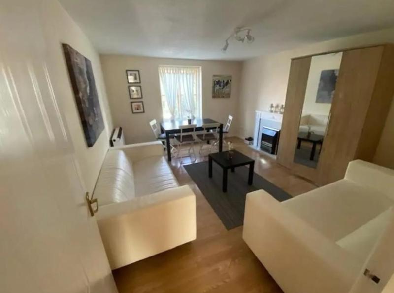 Secure 2 bedroom apartment, very close to Canary Wharf, in a gated development — отель с удобствами в Лондоне