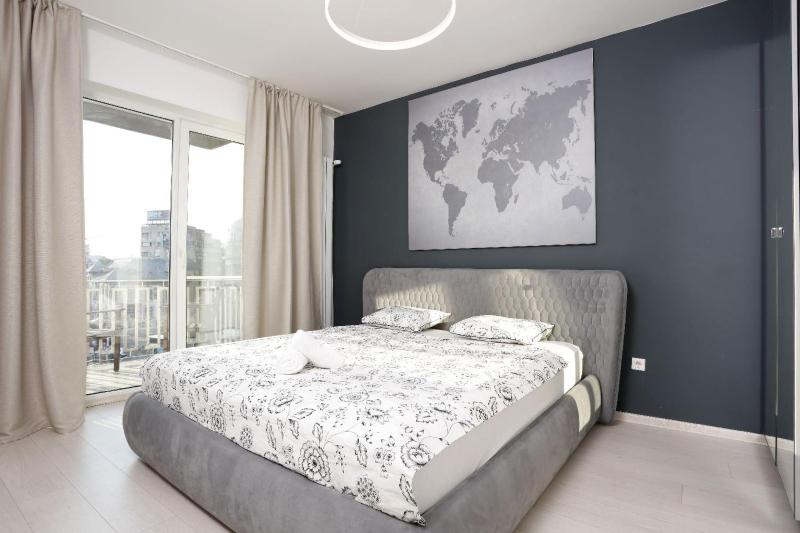 2 bedroom apartment with amazing view in city center — отель с удобным расположением в Бухаресте