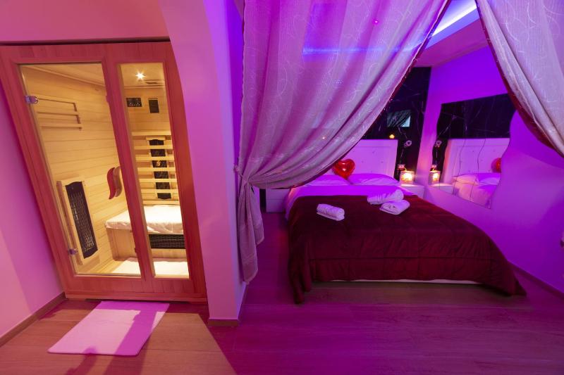 Monsuite Relais 3 a Monserrato - Suite con Piscina
