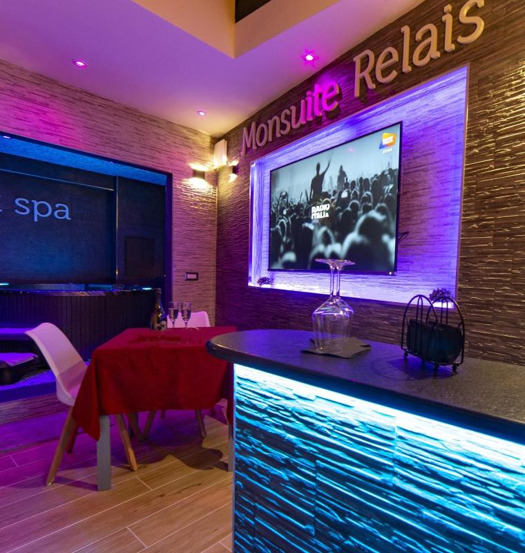 Monsuite Relais 3 a Monserrato - Suite con Piscina