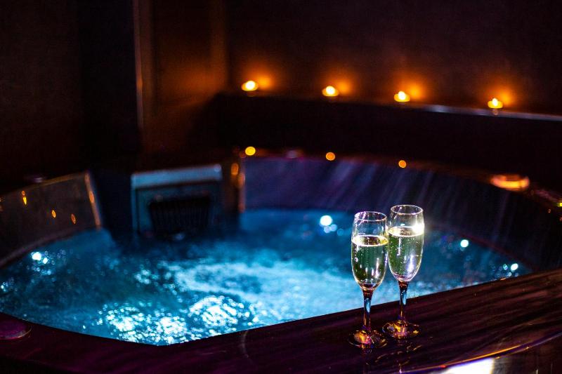 Monsuite Relais 3 a Monserrato - Suite con Piscina