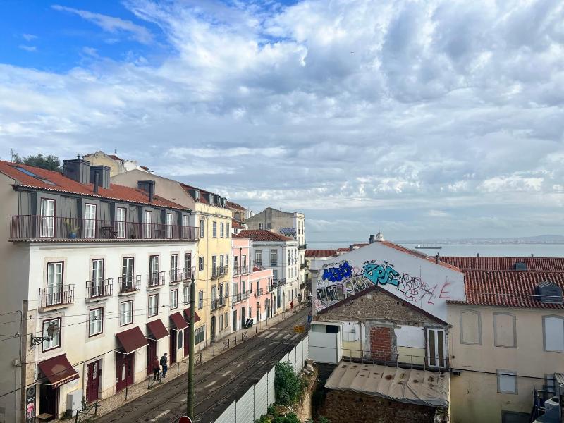 Discover Lisbons History - Stylish apartment in Alfama — комфортный отель в Лиссабоне