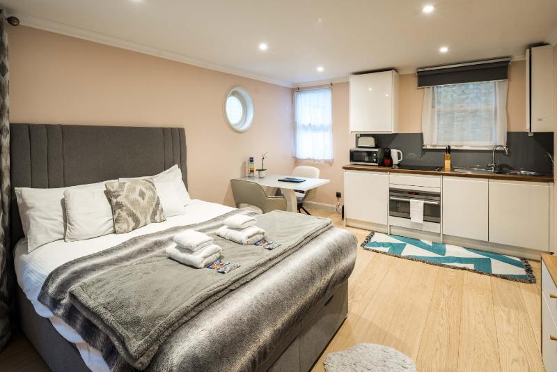 Superb Chelsea rare find with patio 2 min from tube — отель с удобствами в Лондоне