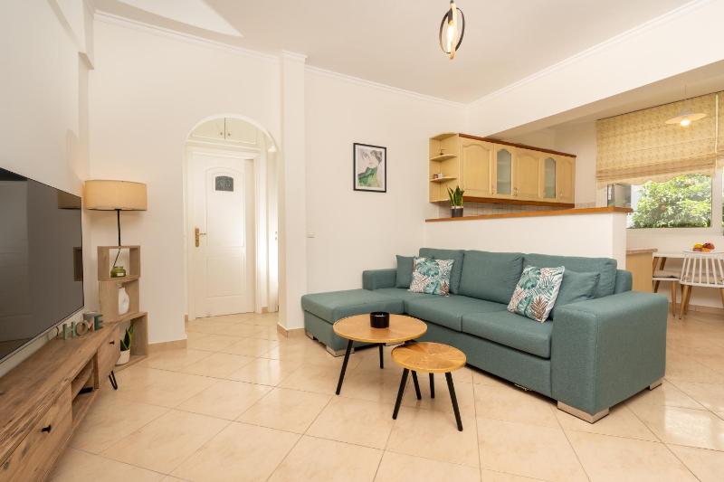 Cozy Artistic Nest 1BR Apt near Metro & Acropolis — комфортный отель в Афины