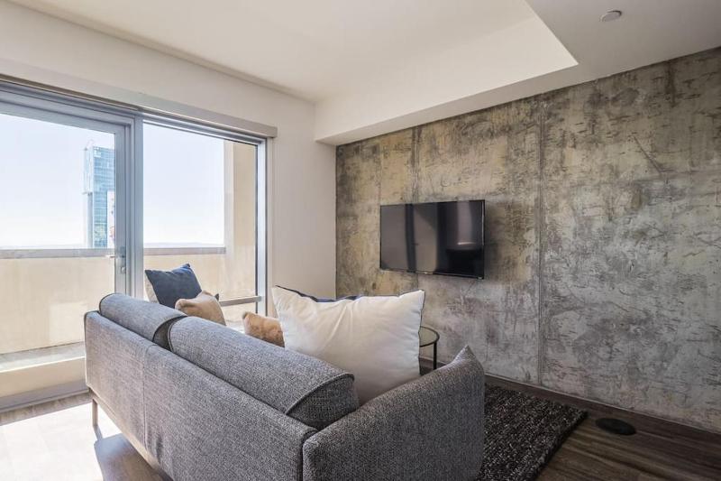 Sky Views in Hollywood - 2 Bed & 2 Bath! — забронировать отель в Лос-Анджелесе
