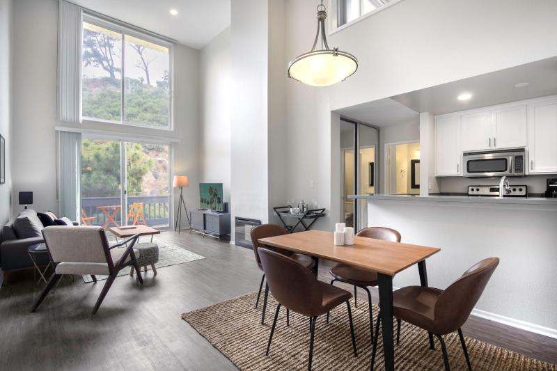 Pacific Palisades 2BR Loft w Pool nr Lake Shrine LAX-113 — отель с удобным расположением в Лос-Анджелесе