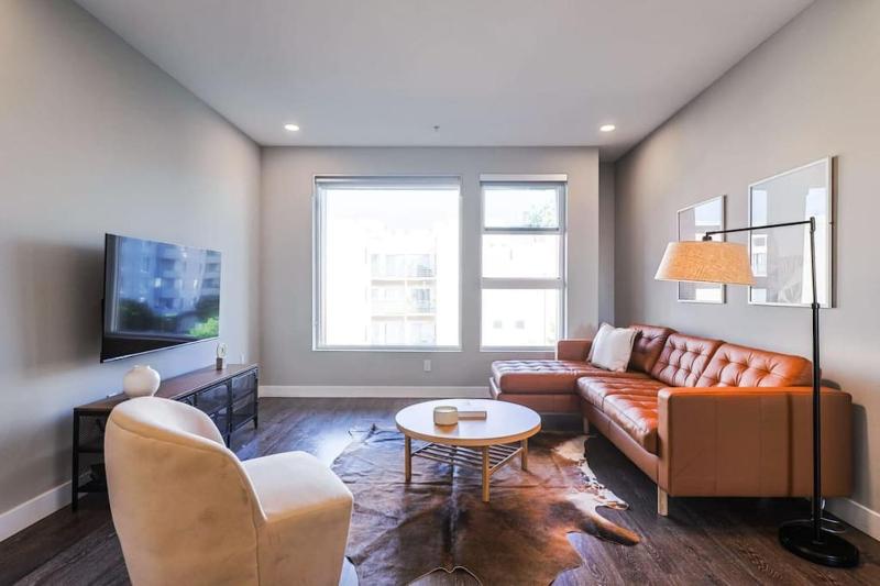 Trendy and Modern 2BDR 2BTH for 4 pax in Hollywood — забронировать отель в Лос-Анджелесе