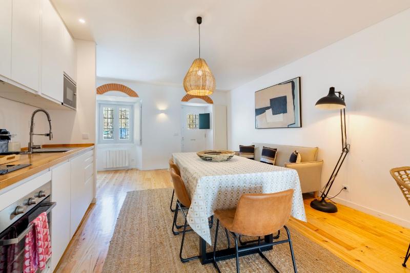 Your Dream Stay: Modern Amenities, Historic Charm — отель с удобствами в Лиссабоне