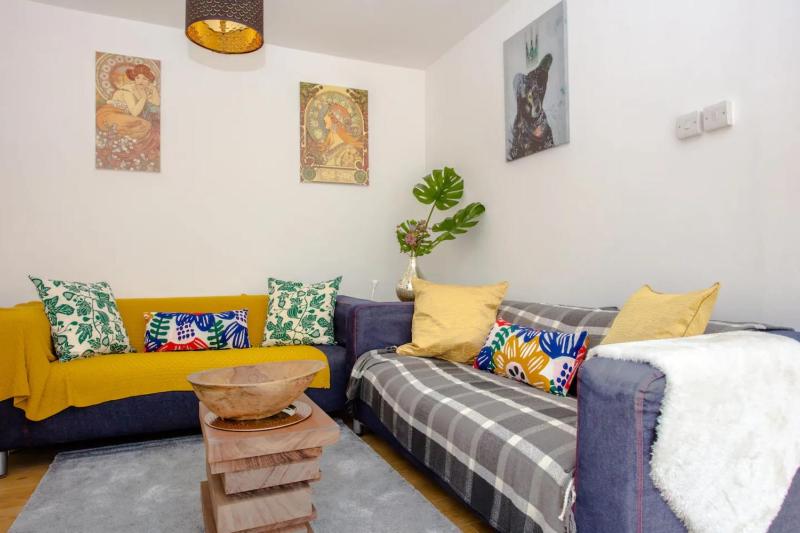 Stylish 4BD House with Private Garden - Stratford — забронировать отель в Лондоне