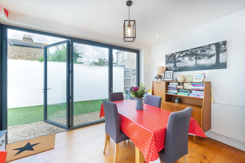 Delightful family home with garden in Balham by UnderTheDoormat — забронировать отель в Лондоне